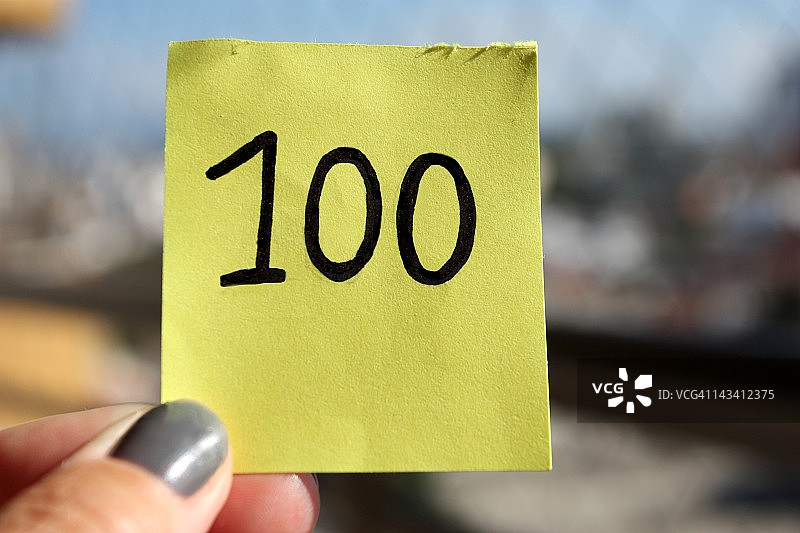 手持黄色纸片图片素材