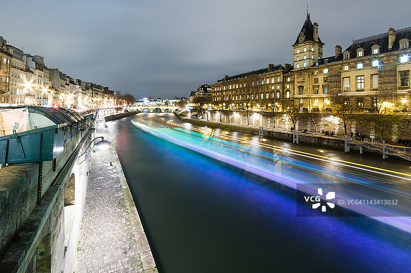 从圣米歇尔桥看塞纳河夜景图片素材