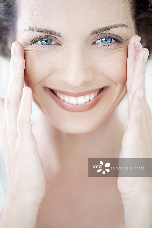 触摸自己脸部的女人图片素材