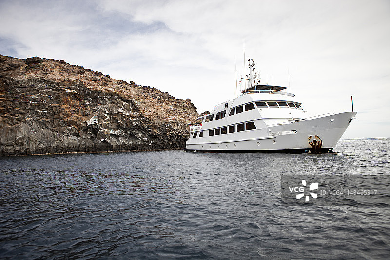 停泊在岛屿旁的潜水船图片素材