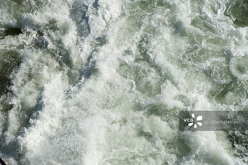 渡轮后方湍急的水流图片素材