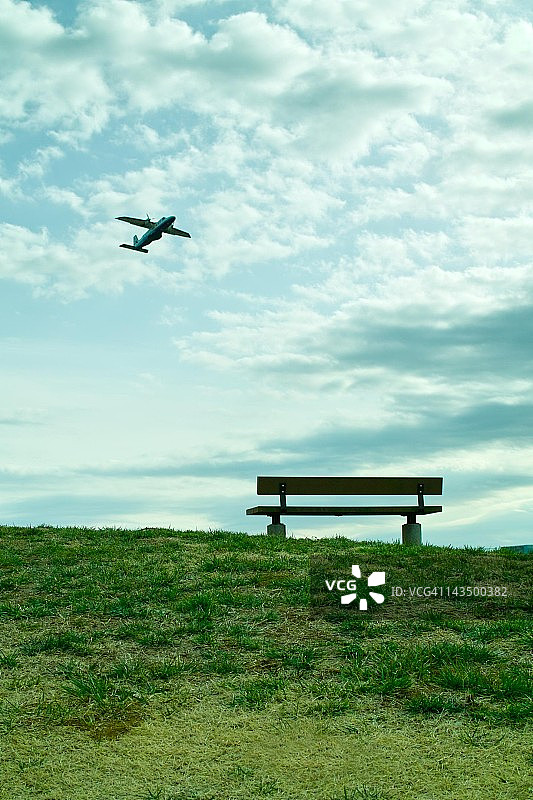 天空附近的空长椅图片素材