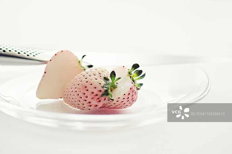 盘子里的白色草莓图片素材