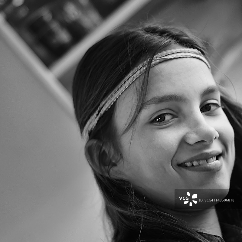 头发系绳微笑的少女图片素材