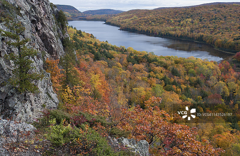 密歇根州的云雾湖与秋色图片素材