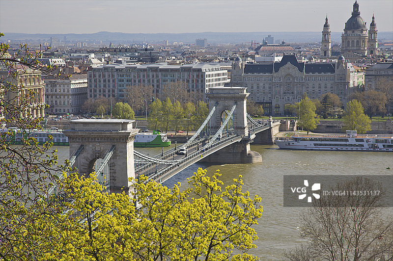 俯瞰河流上的悬索桥图片素材