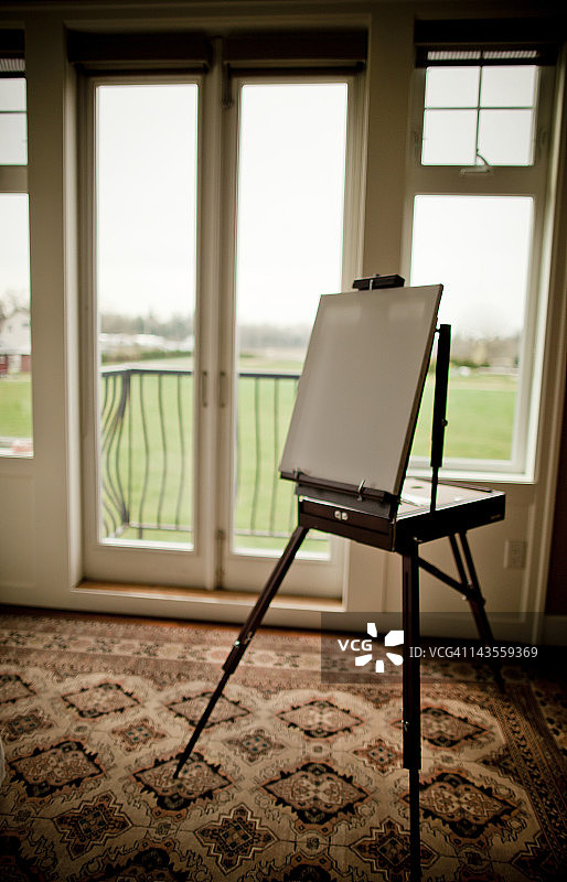 三脚架上的调色板图片素材