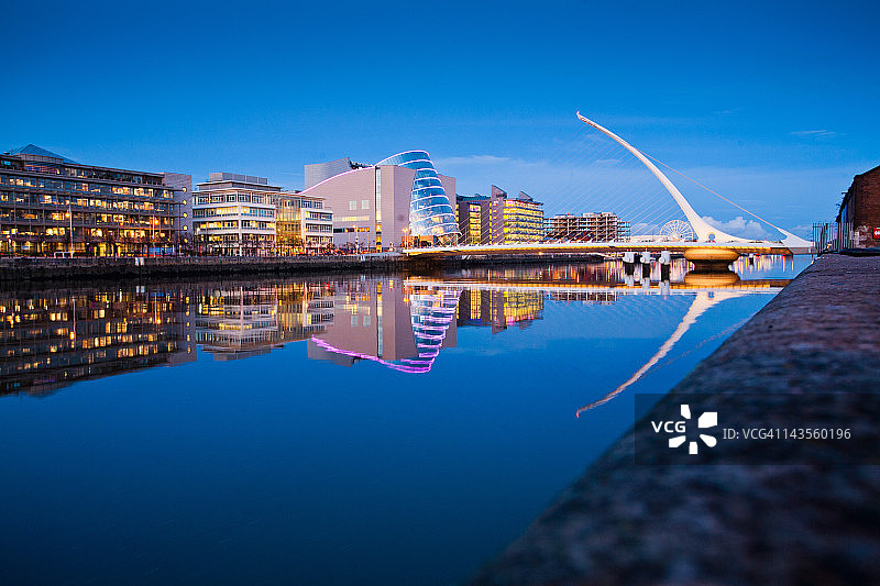 黄昏时分的塞缪尔·贝克特桥图片素材