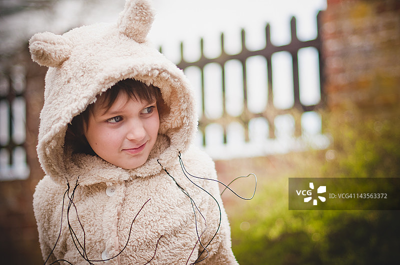 穿着动物服装的小男孩图片素材