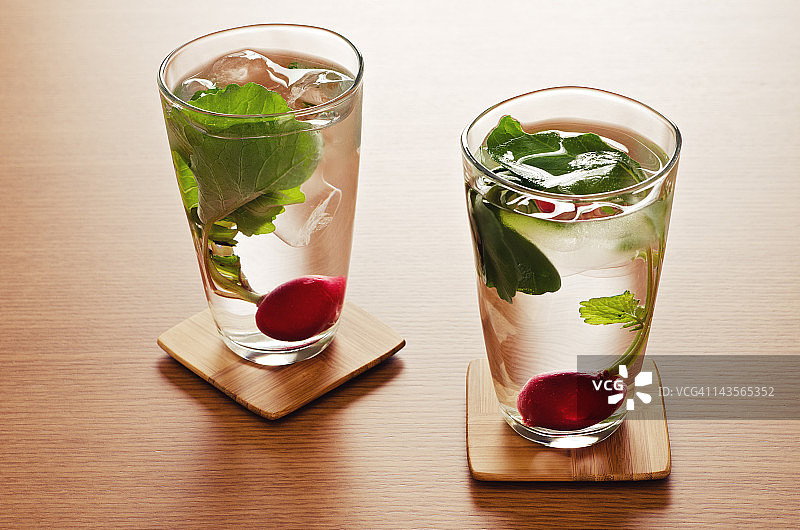 玻璃杯中的萝卜水图片素材