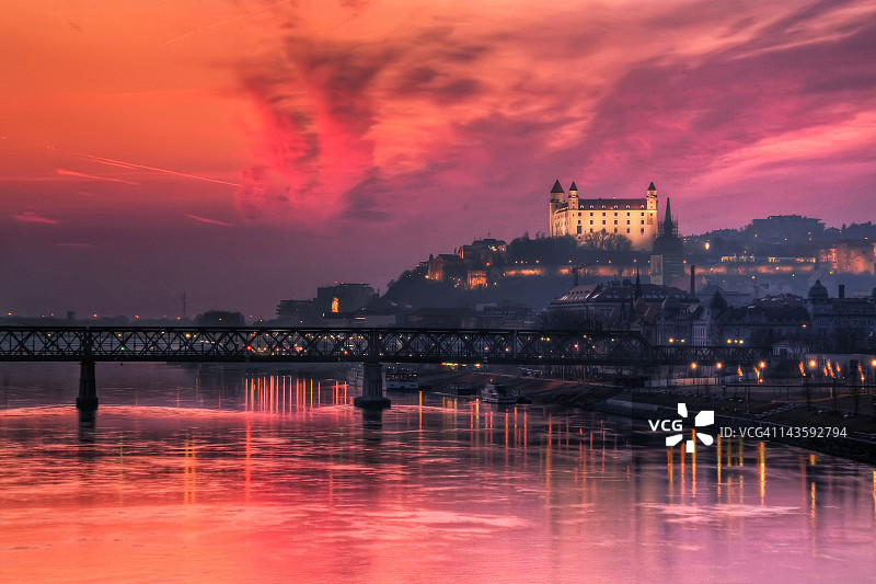 布拉迪斯拉发城堡上的绚丽日落图片素材