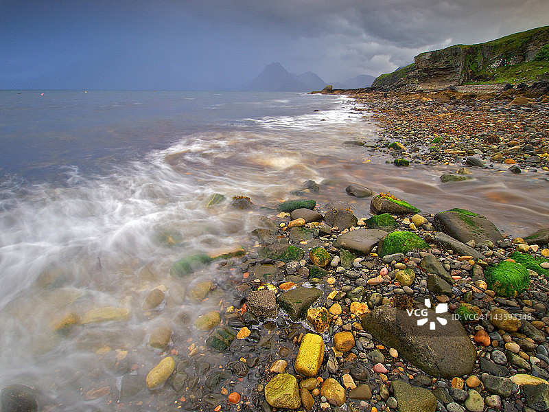 沙滩上的岩石和鹅卵石图片素材