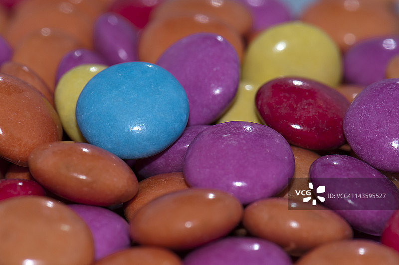 彩色吉百利宝石巧克力图片素材