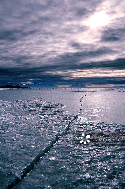 犹他湖冰面裂缝图片素材