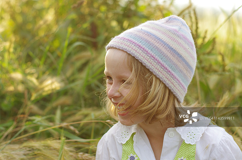 在田野里欢笑的小女孩图片素材