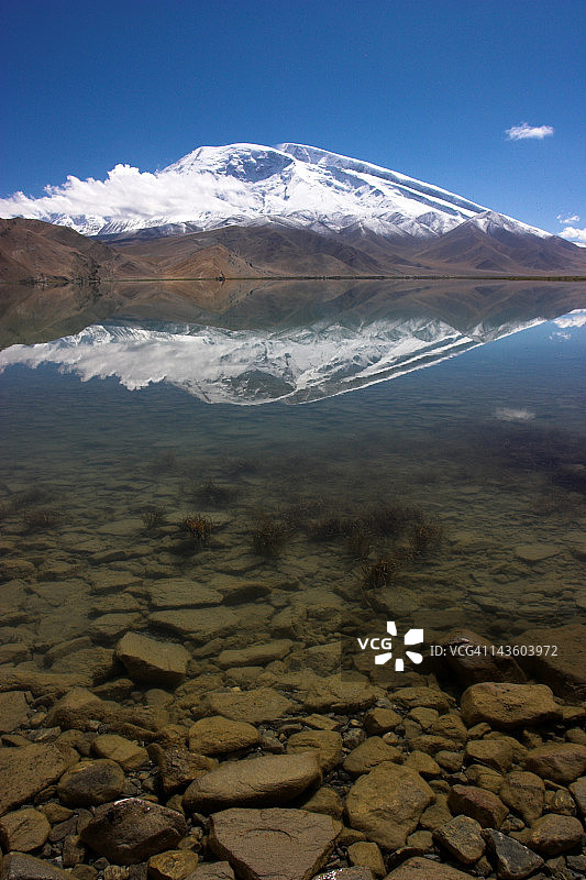 慕士塔格峰在喀拉库勒湖的倒影图片素材