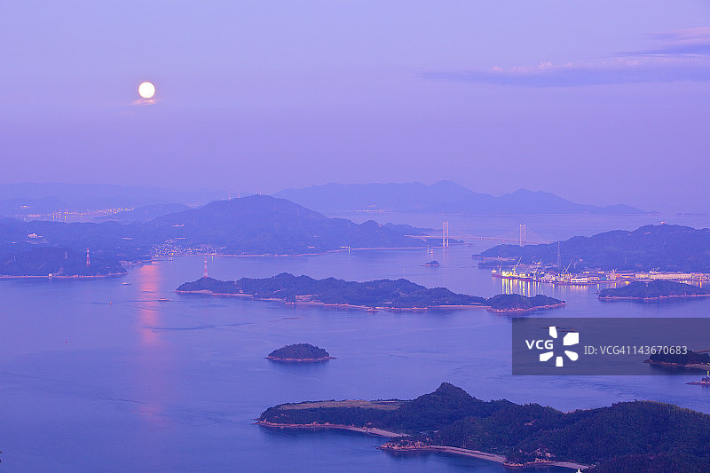 海中倒映的月光图片素材