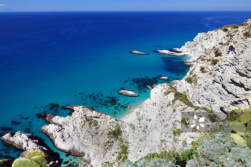 特罗佩亚蓝色海岸与静止的岩石图片素材