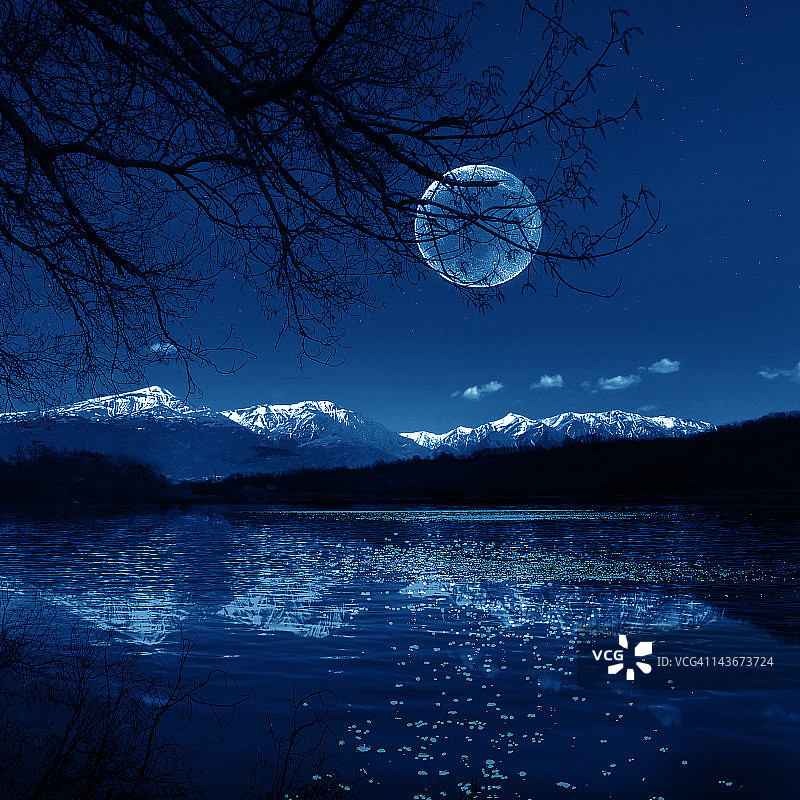 动漫情感与真相之镜图片素材