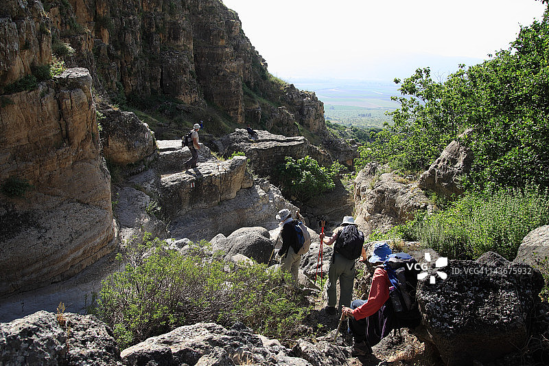 在崎岖地形徒步旅行图片素材