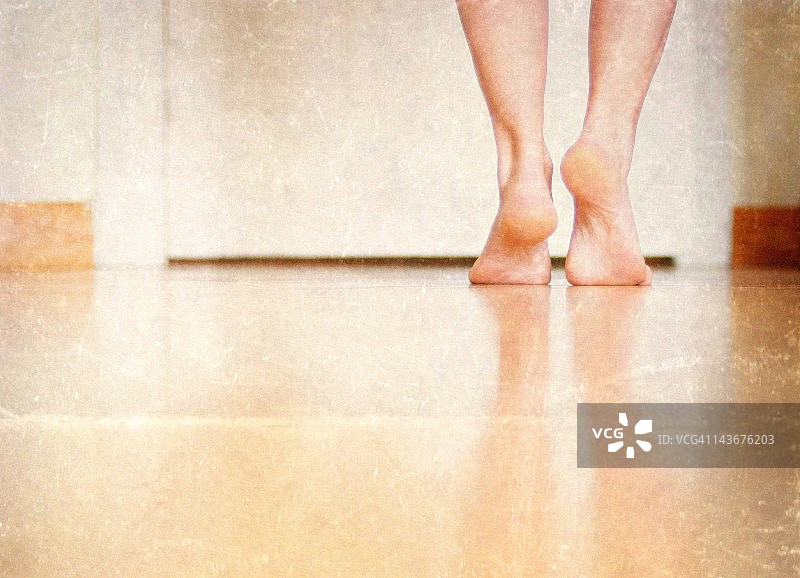 行走中的双脚图片素材