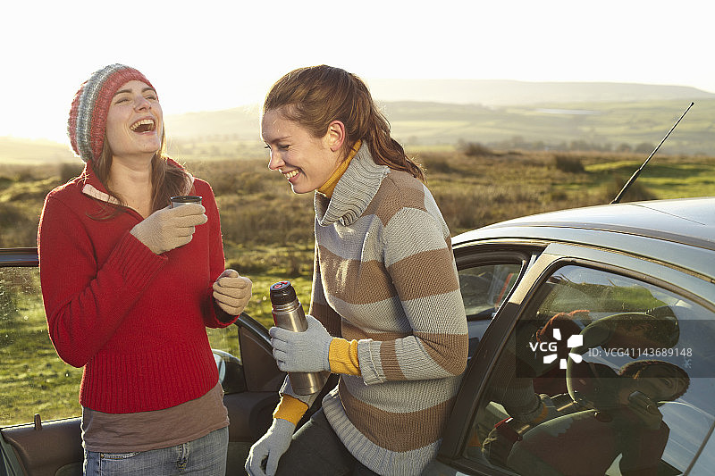 女性用保温瓶喝咖啡图片素材