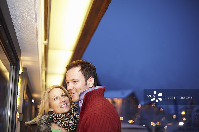 情侣漫步城市街头图片素材