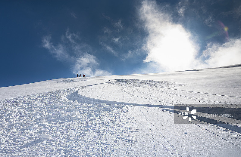 雪山上的滑雪和单板滑雪轨迹图片素材