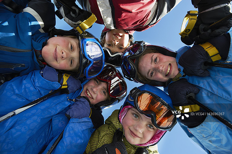 穿着滑雪装备的孩子们站在一起图片素材