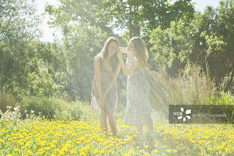 少女们在花田中图片素材