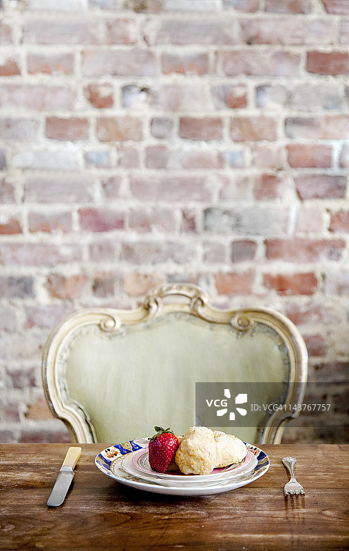 司康饼和草莓奶油茶图片素材