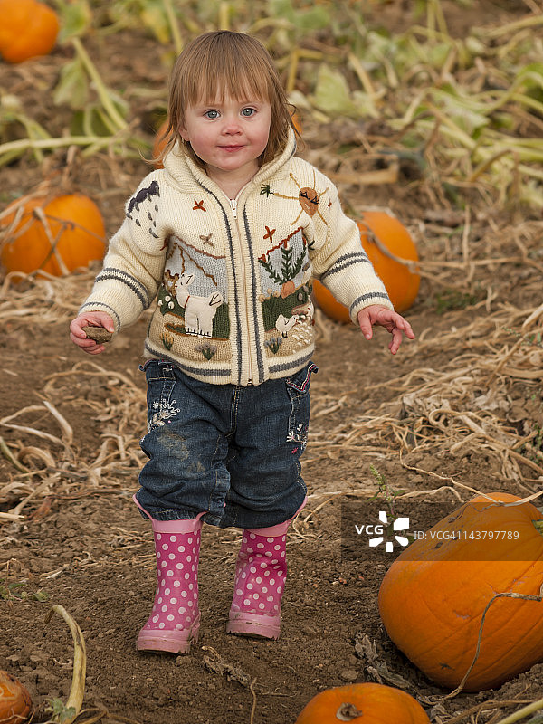 农场上的幼儿图片素材