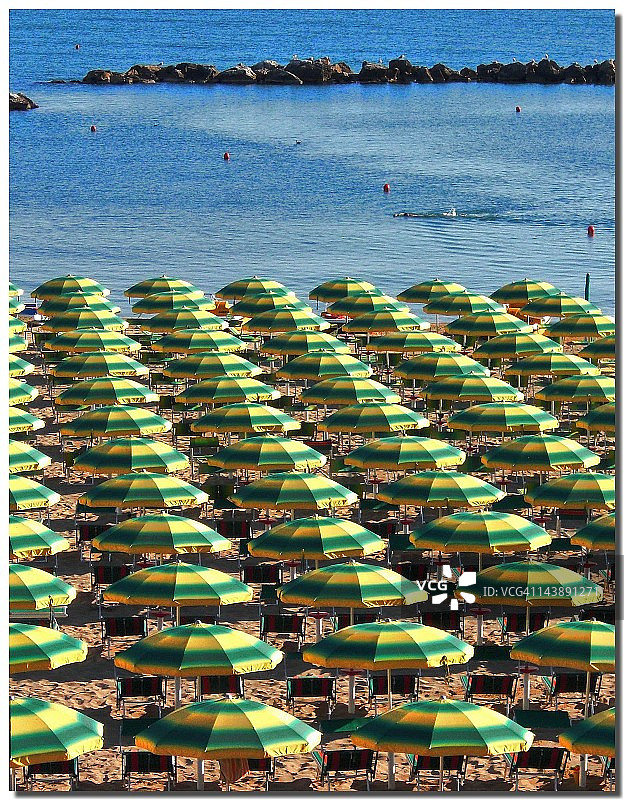 沙滩上的沙滩遮阳伞图片素材