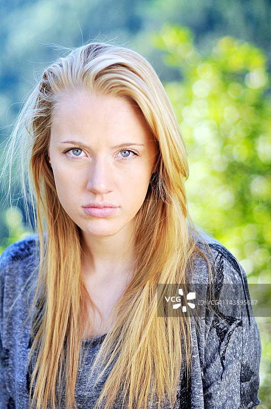 年轻女子的肖像图片素材