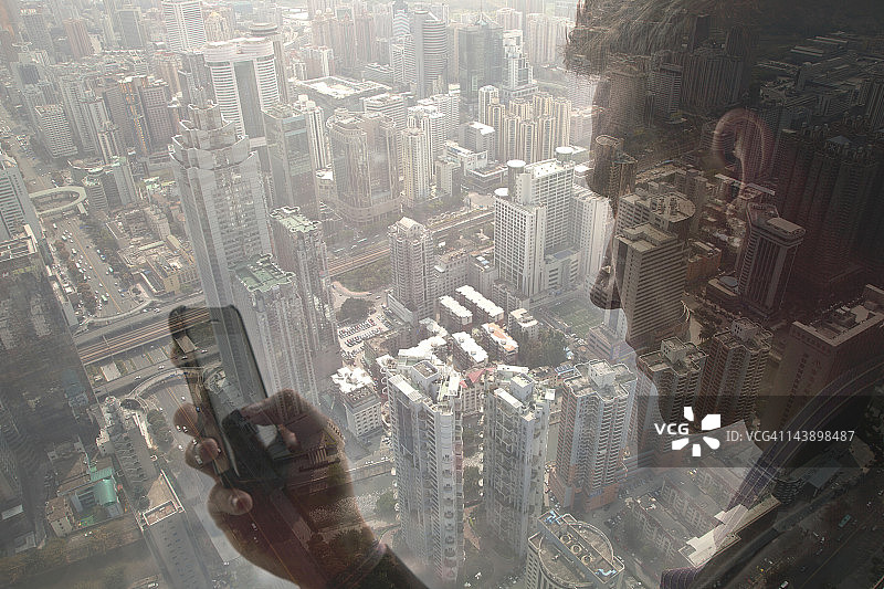 男人使用手机和城市景观图片素材