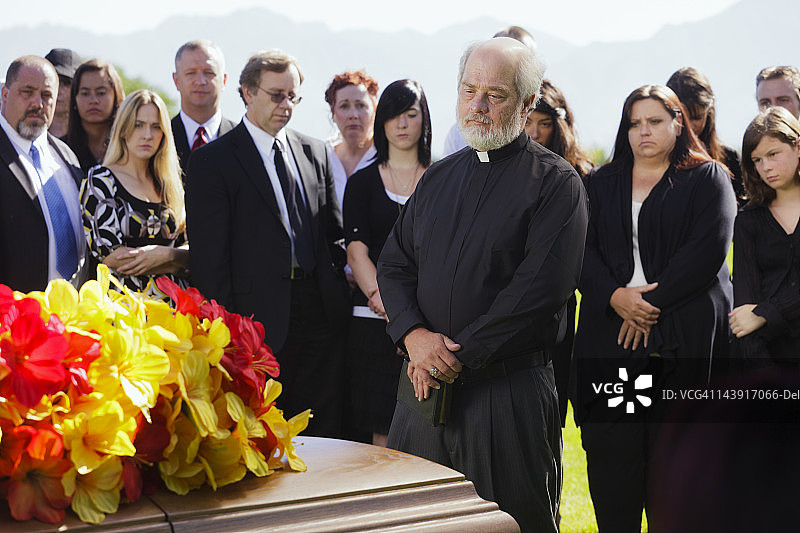 葬礼上的牧师图片素材