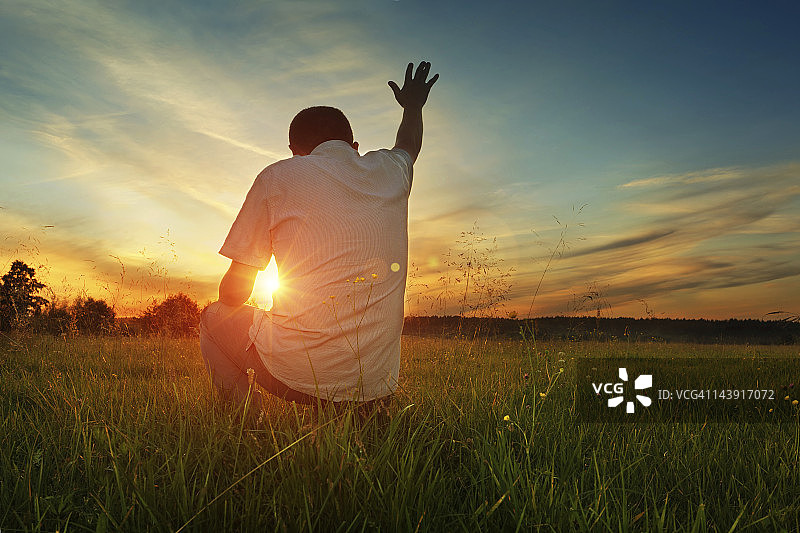 向神祈祷的男人图片素材