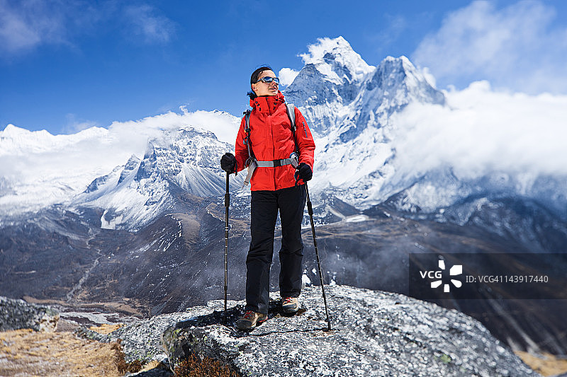 在珠穆朗玛峰国家公园看着阿玛达布拉姆峰的妇女图片素材
