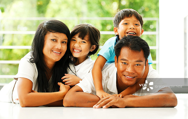 美丽的亚洲家庭人像图片素材