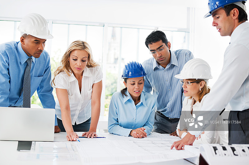 建筑师团队进行项目工作图片素材