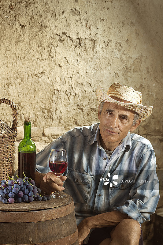 男人品尝葡萄酒图片素材