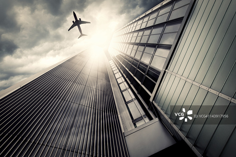 带有飞机剪影的商务大厦图片素材