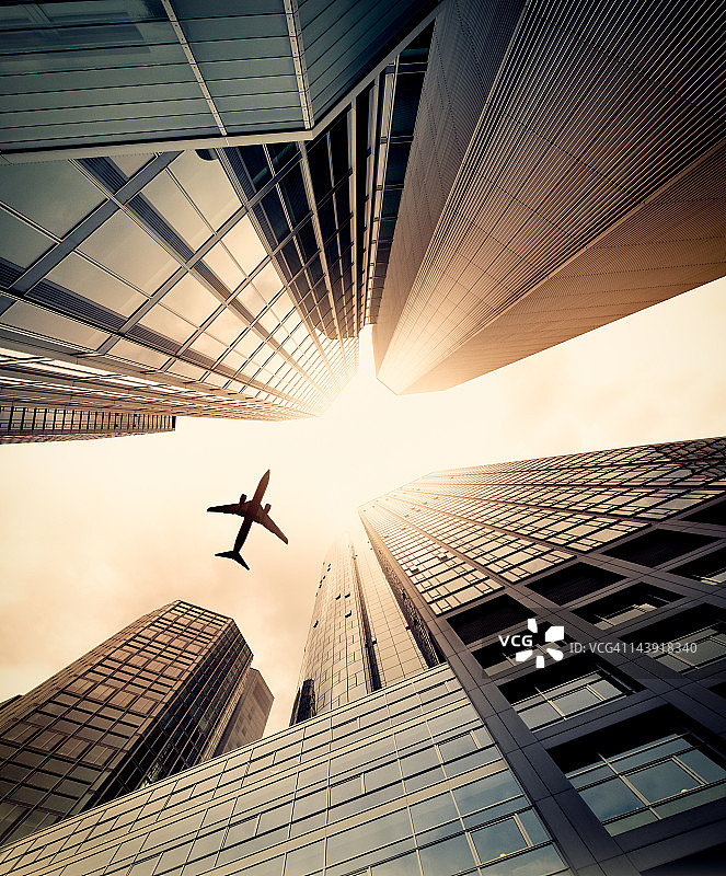 带有飞机轮廓的商业大厦图片素材