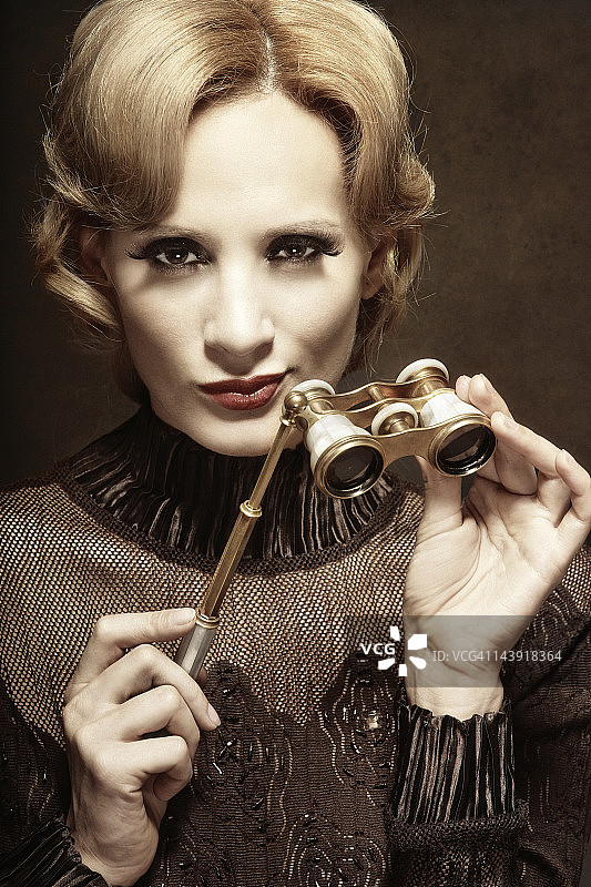 拿着歌剧镜的女人图片素材