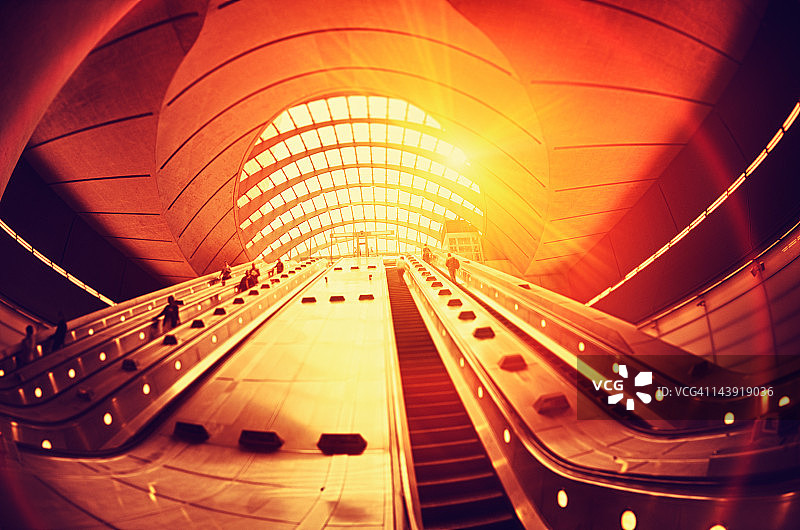 通勤者在伦敦金丝雀码头站上班图片素材