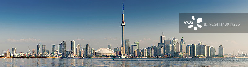 加拿大日出时分的多伦多CN塔城市风光全景图片素材