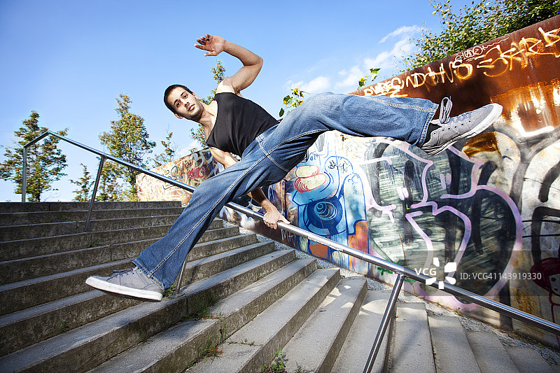 跳过楼梯的年轻男人图片素材