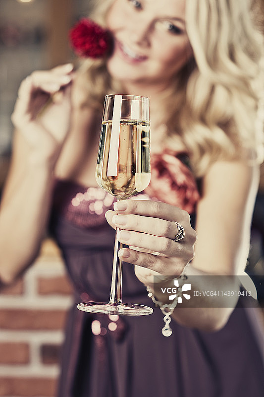 手持香槟杯的女人图片素材