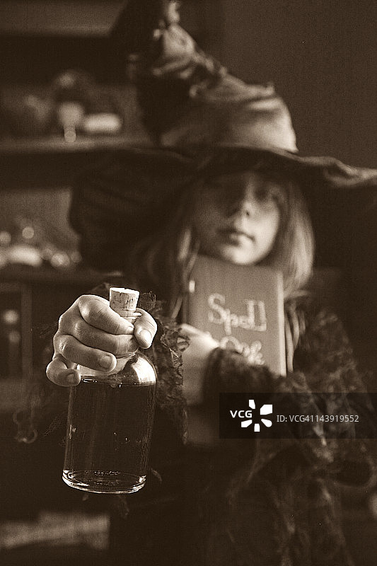 复古小女巫图片素材