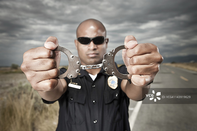 警察展示手铐图片素材